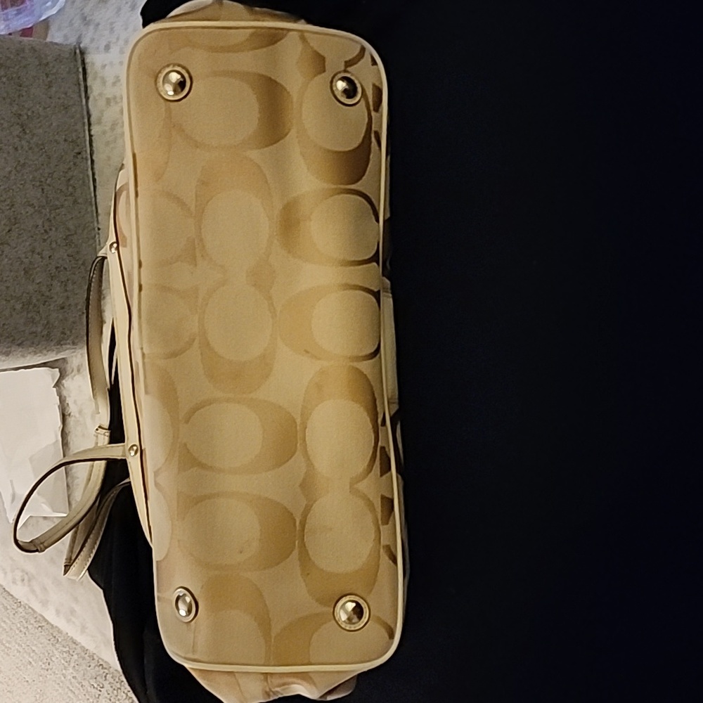 COACH Carryall Cream Kisslock - Picture 8 of 8